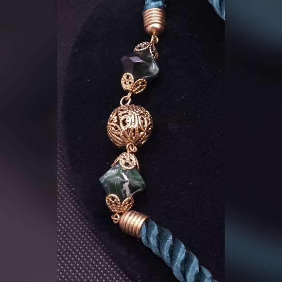 Emerald Green / Goldtone woven rope tassel necklace and green stone earrings - Picture 9 of 11